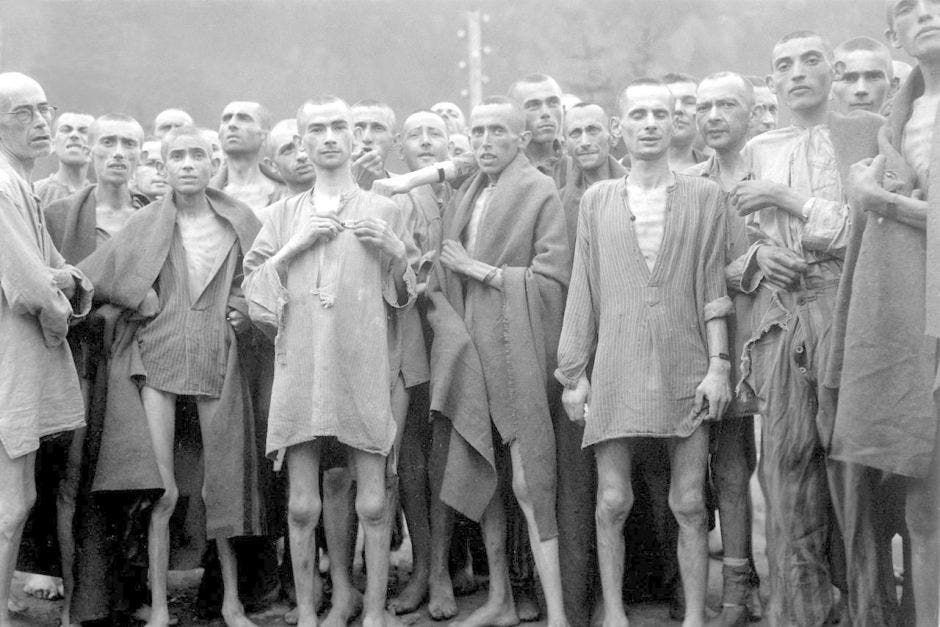 صورة لعدد ممن قبعوا بمعسكرات الموت النازية