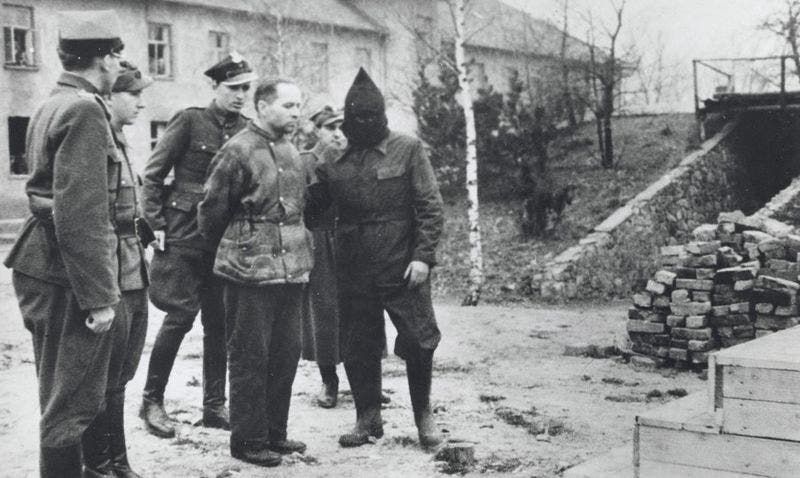 صورة لرودولف هوس قائد معسكر أوشفيتز قبل اعدامه