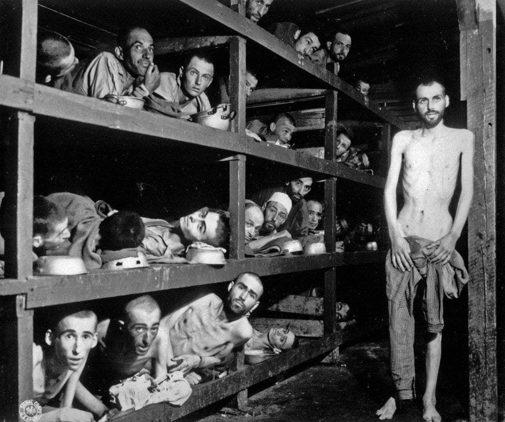 صورة لعدد من المعتقلين داخل معسكرات الموت النازية