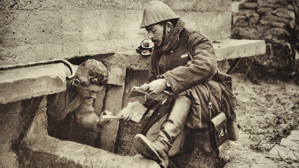 صورة لعداء بالحرب العالمية الأولى عقب توصيله لإحدى الرسائل