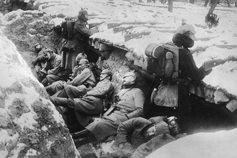 صورة لجنود ألمان داخل الخنادق بالحرب العالمية الأولى