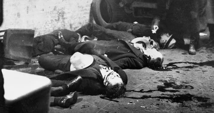 صورة لعدد من القتلى خلال المذبحة يوم 14 فبراير 1929