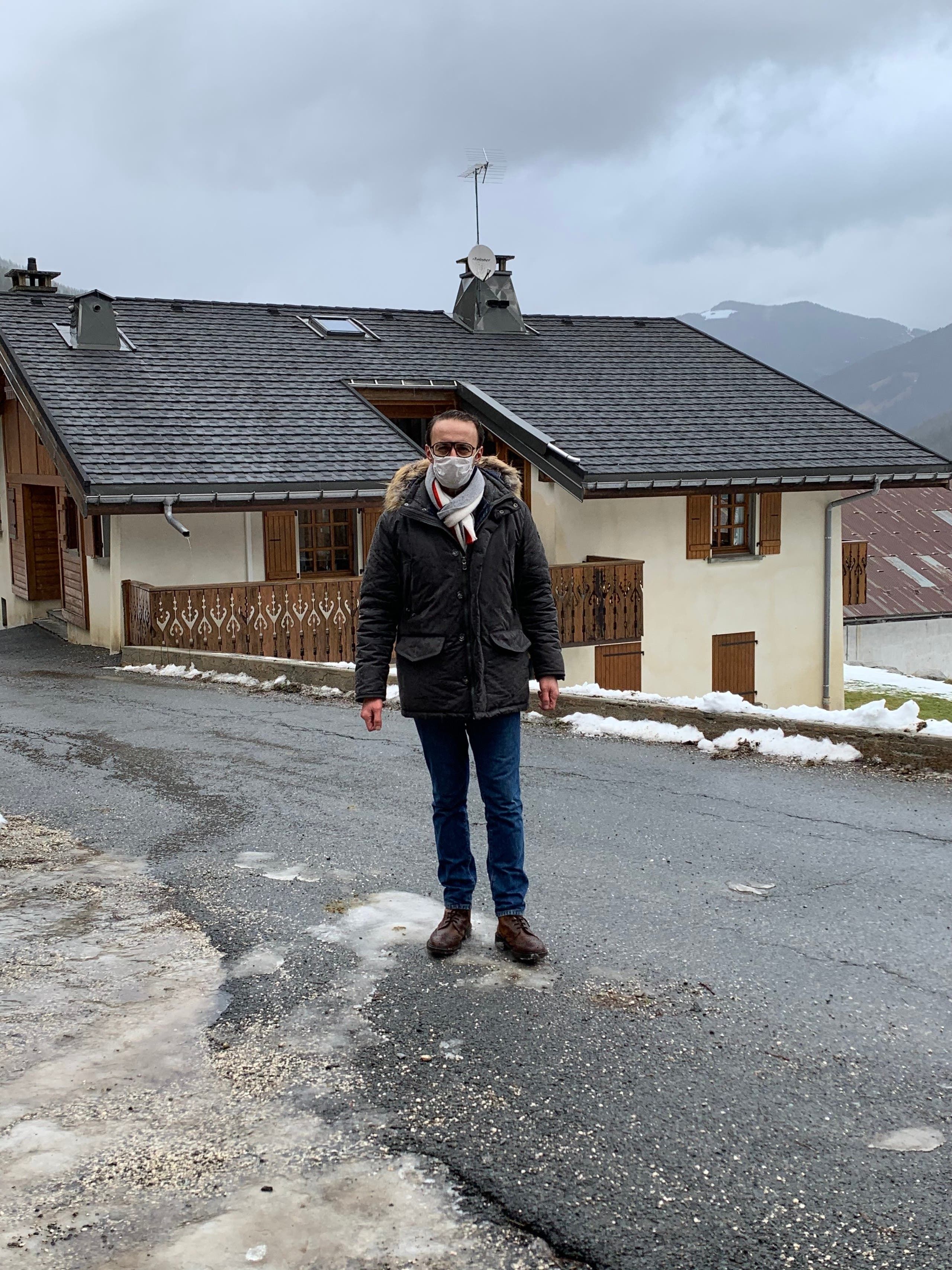 موفد العربية ليث بزاري يرتدي كمامة أمام الكوخ الذي انتشر فيروس كورونا من خلاله في جبال الألب الفرنسية