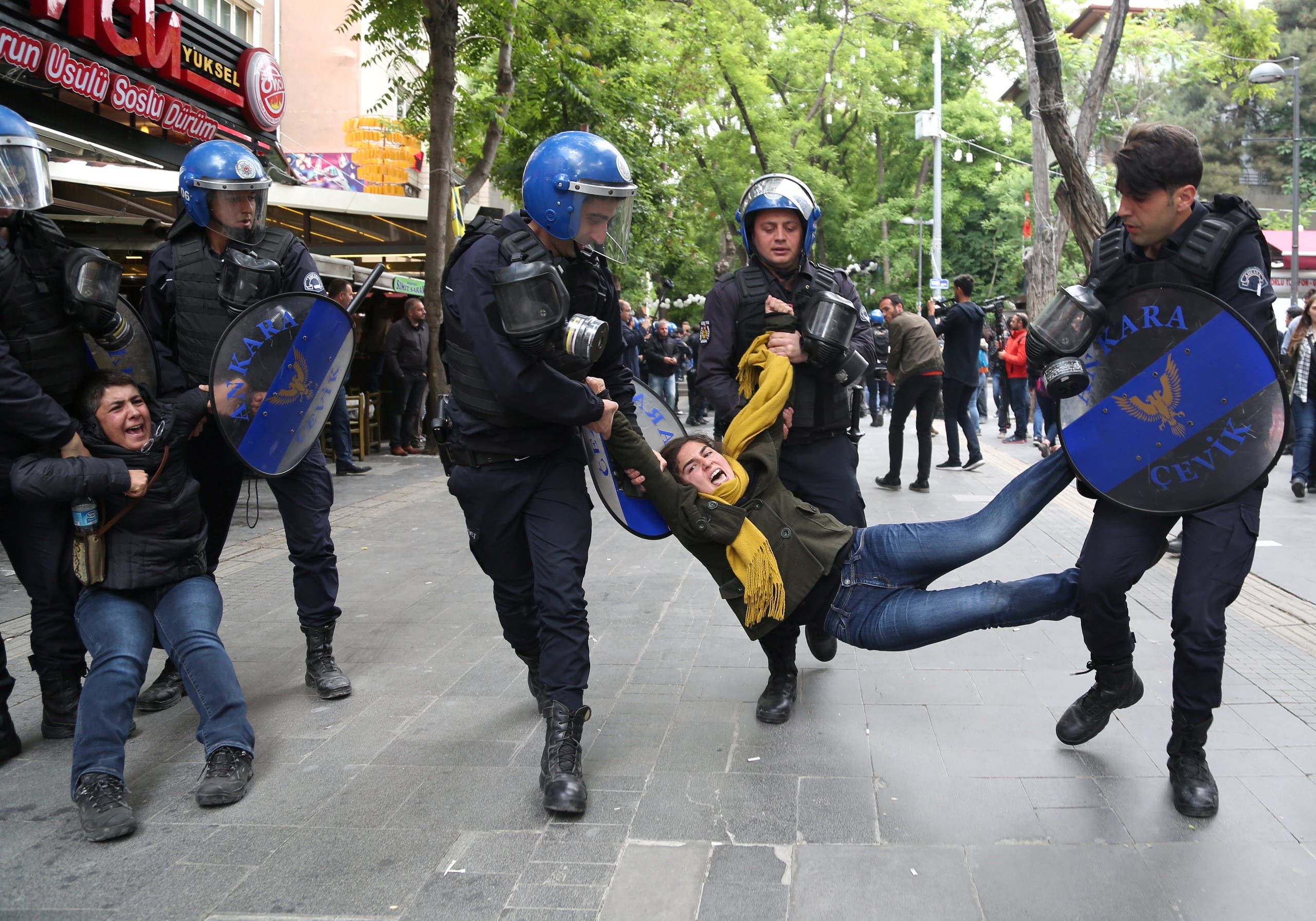 عناصر من الشرطة التركية يعتقلون محتجين(أرشيفية)