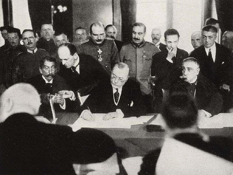 صورة لعملية توقيع اتفاقية بوخارست سنة 1918