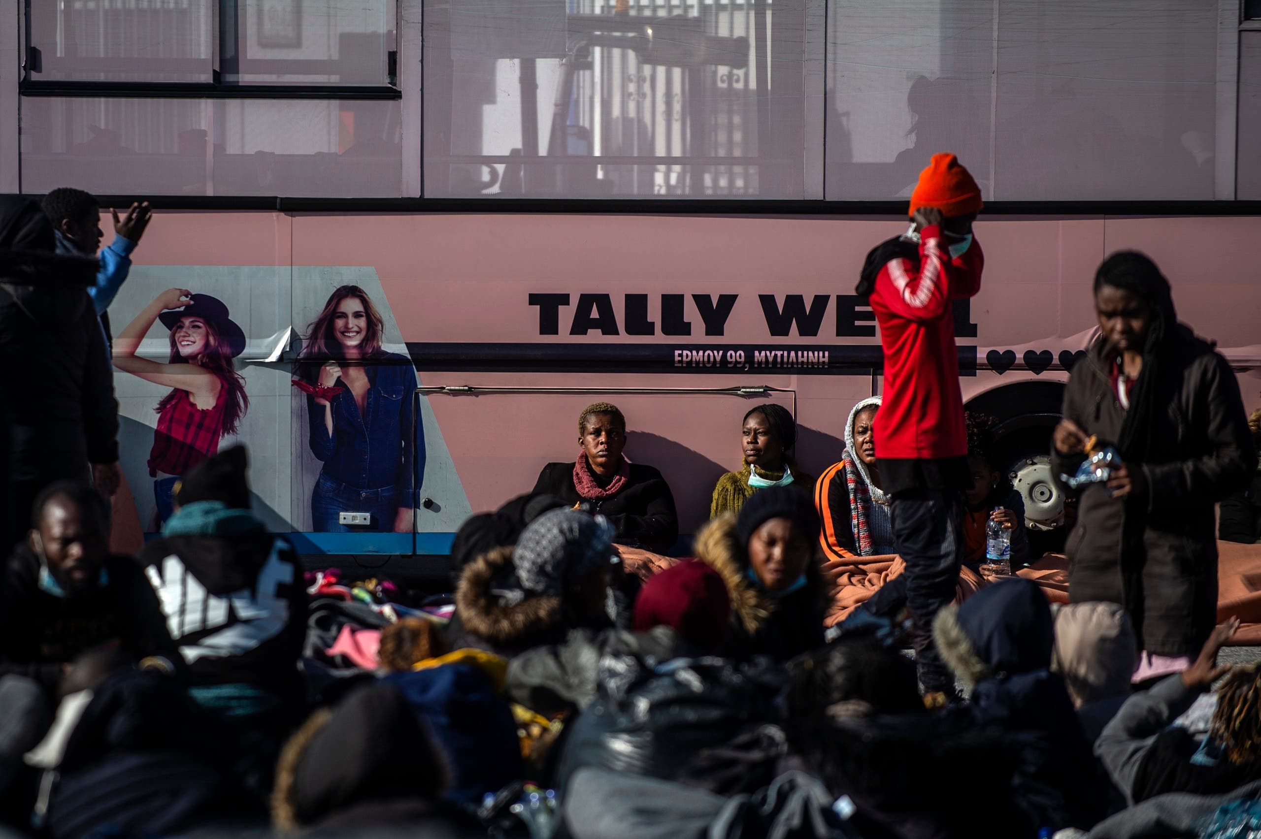 مهاجرون وصلوا إلى جزيرة ليسبوس اليونانية قادمين من تركيا بعد فتح الحدود أمامهم