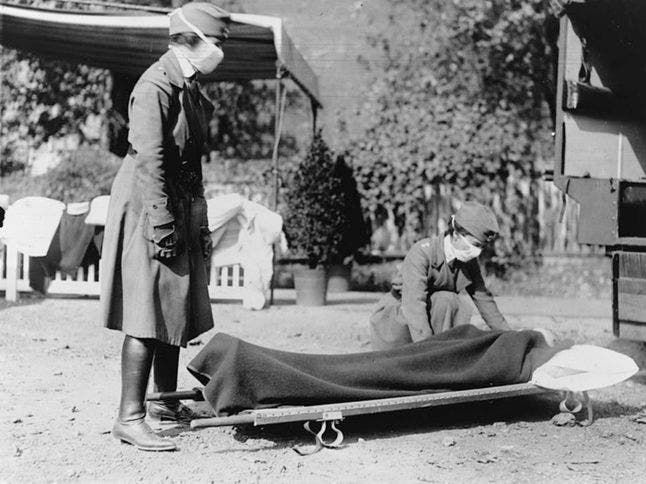 صورة لعملية نقل جثة أحد الذين فارقوا الحياة بسبب الأنفلونزا الإسبانية