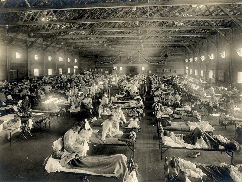 صورة لعدد من الجنود الأميركيين المصابين بالأنفلونزا الإسبانية