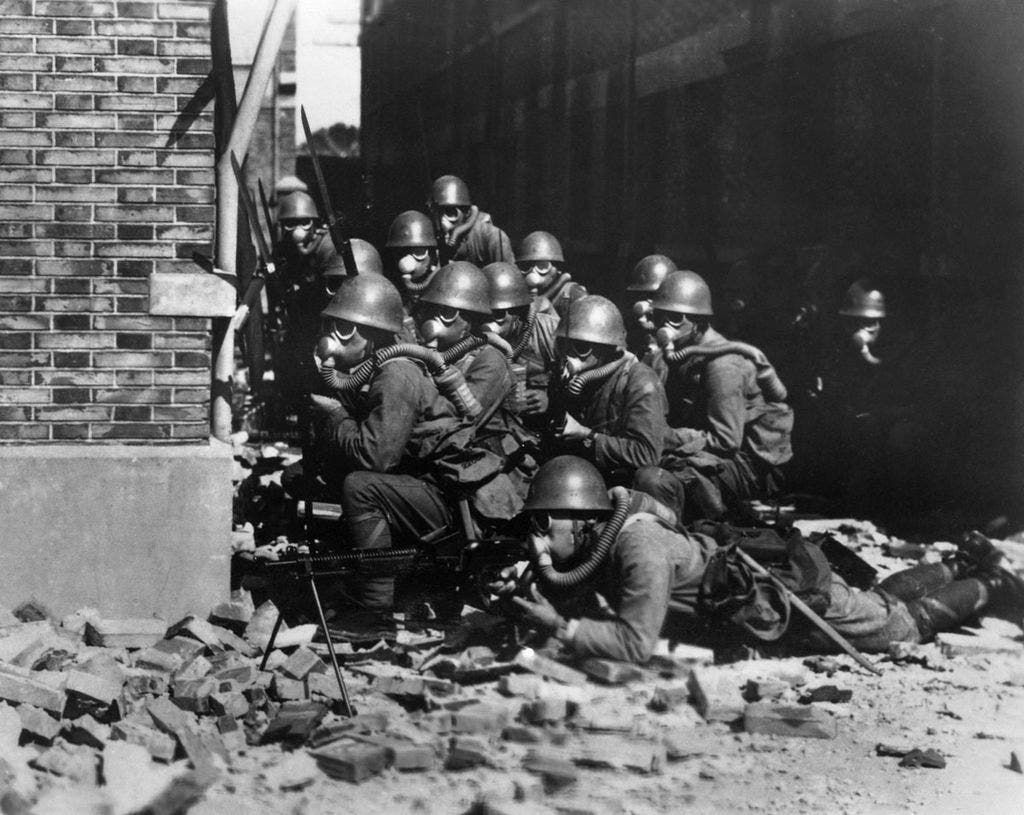 جنود يابانيون خلال معركة شانغهاي بالصين