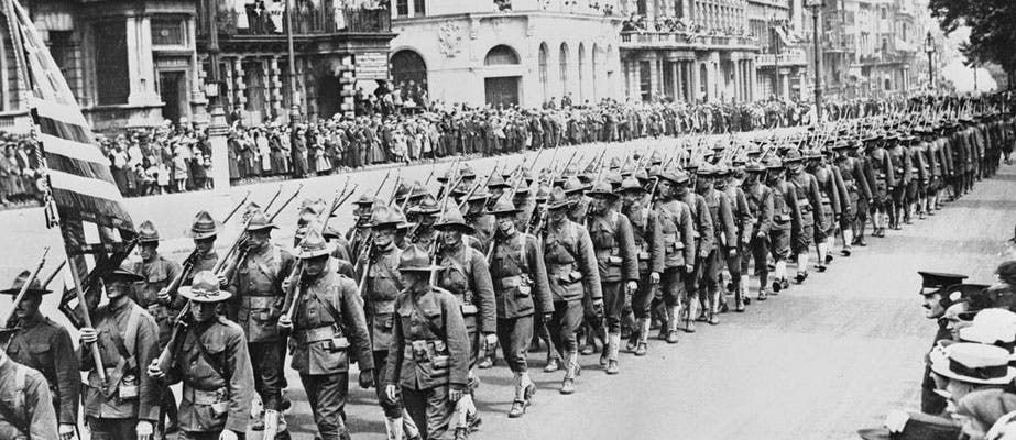 صورة لإستعراض الجنود الأميركيين عقب بلوغهم للساحة الأوروبية بالحرب العالمية الأولى