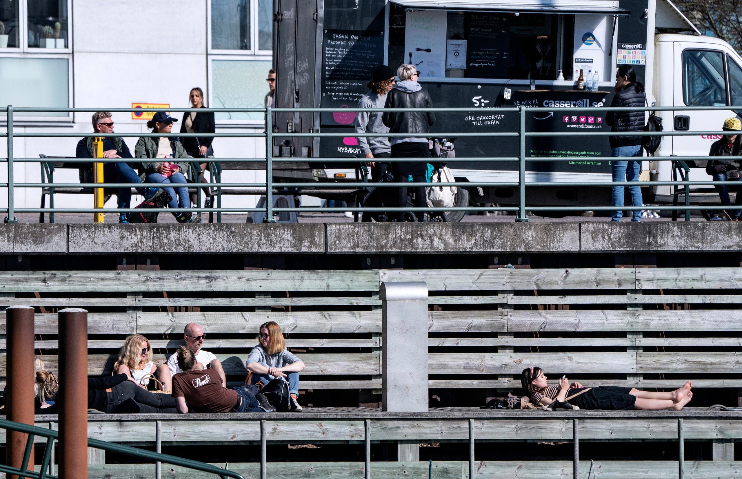 ازدحام في مالمو بالسويد حيث استمتع الناس أمس الأحد بالشمس بالهواء الطلق