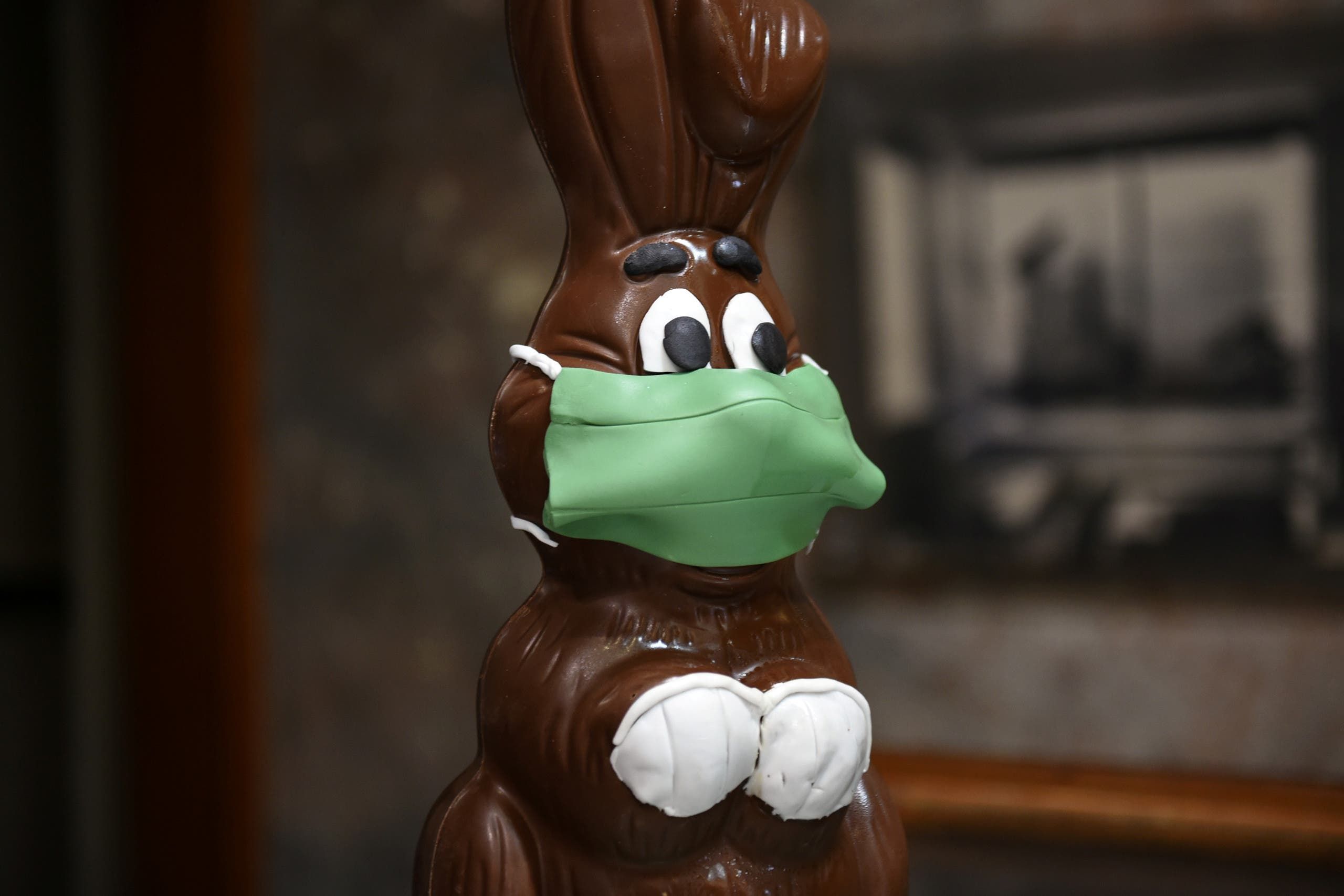 أرنب من الشوكولاتة يرتدي كمامة في اليونان