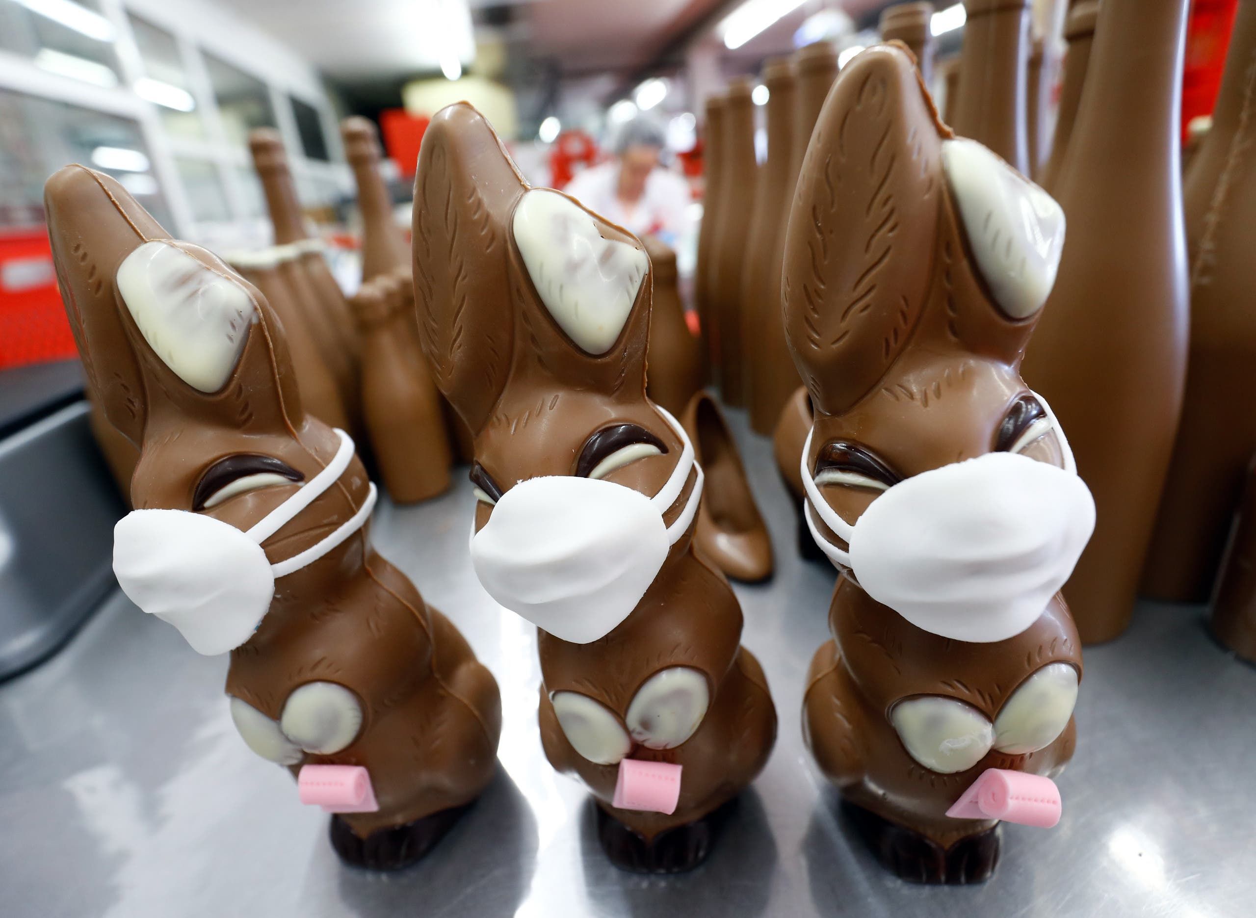 أرنب من الشوكولاتة يرتدي كمامة في اليونان