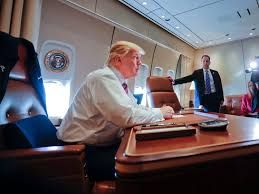 الرئيس ترمب جالسًا في مكتبه على متن طائرة الرئاسة الحالية