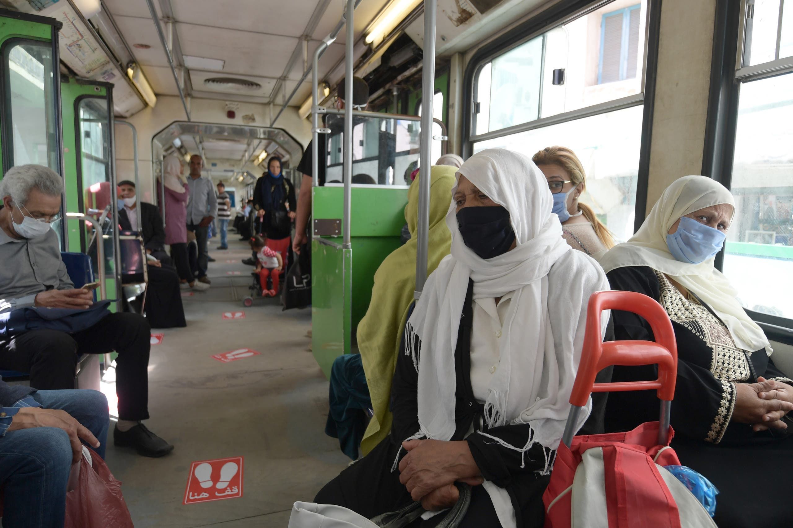 الراكبون في المواصلة العامة في تونس يلتزمون بلبس الكمامات