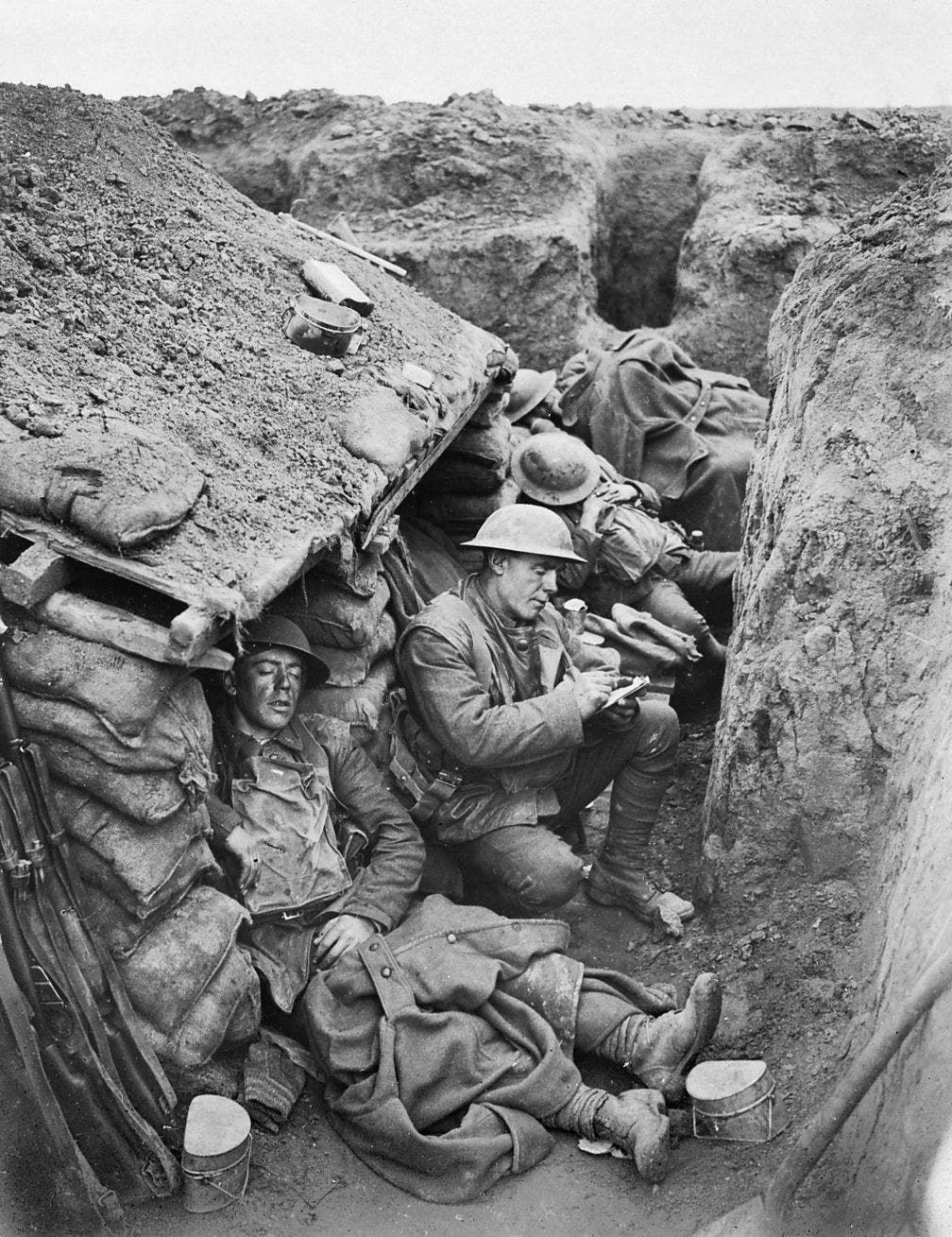 صورة لجنود بريطانيين بالخنادق