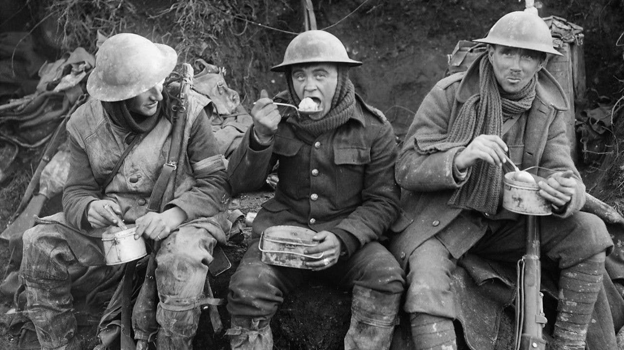 جنود بريطانيون أثناء تناولهم للطعام بالخنادق