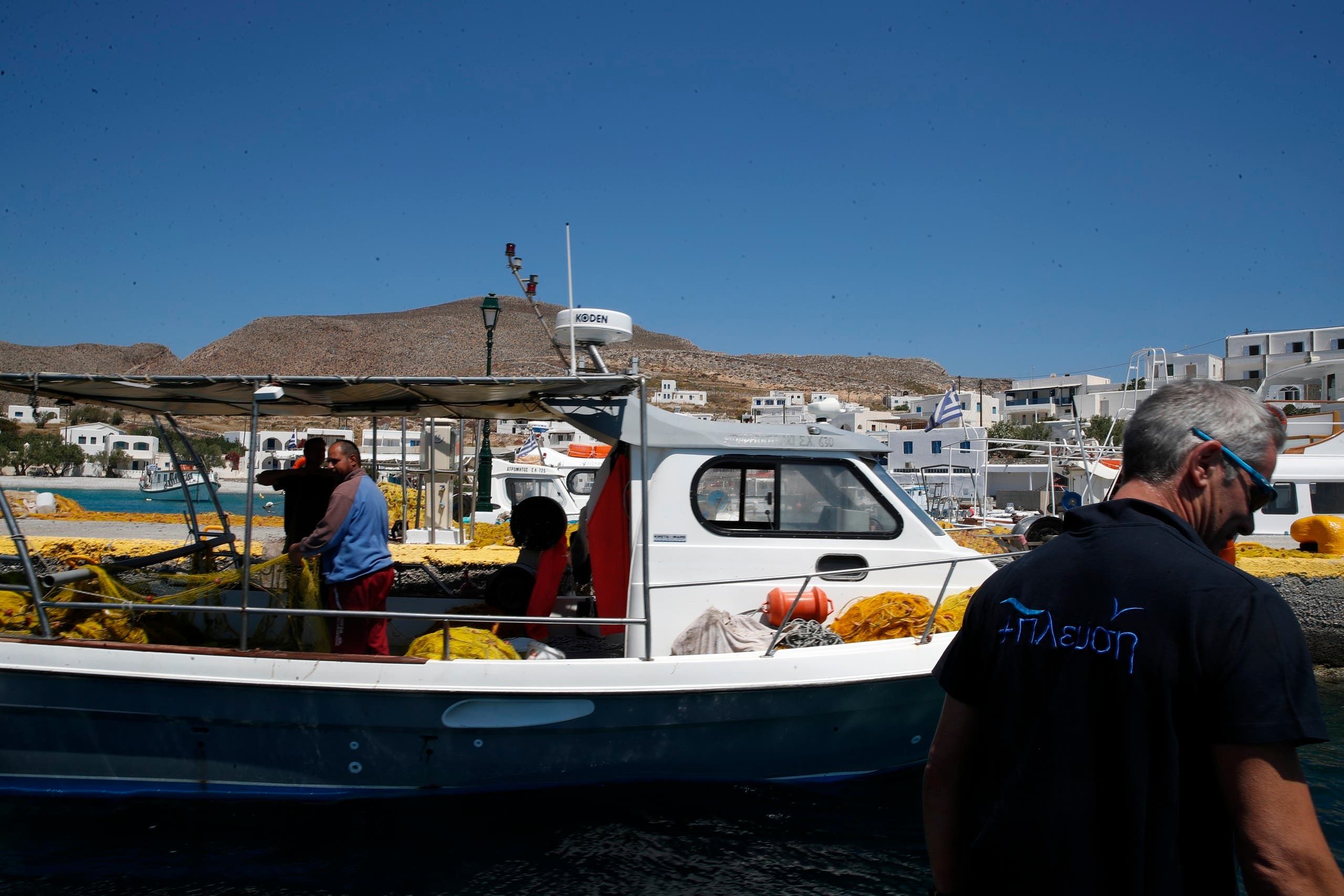 قارب يحمل فريق طبي يرسو في جزيرة فوليغاندروس