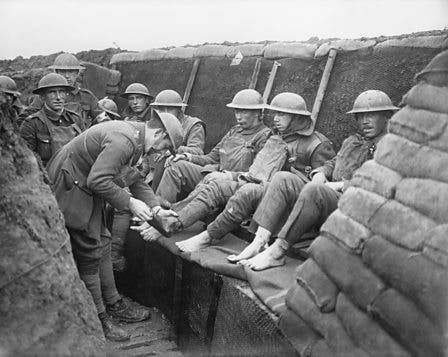 جنود بريطانيون بأحد الخنادق على الجبهة الغربية