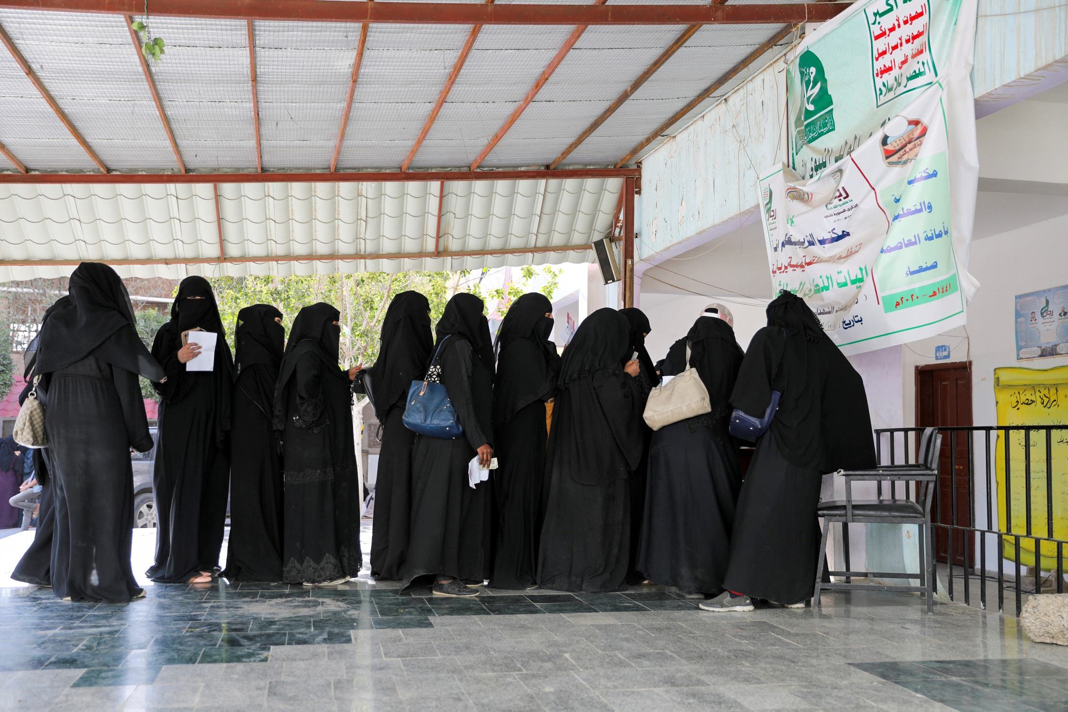 نساء ينتظرن للحصول على قسائم غذائية في صنعاء