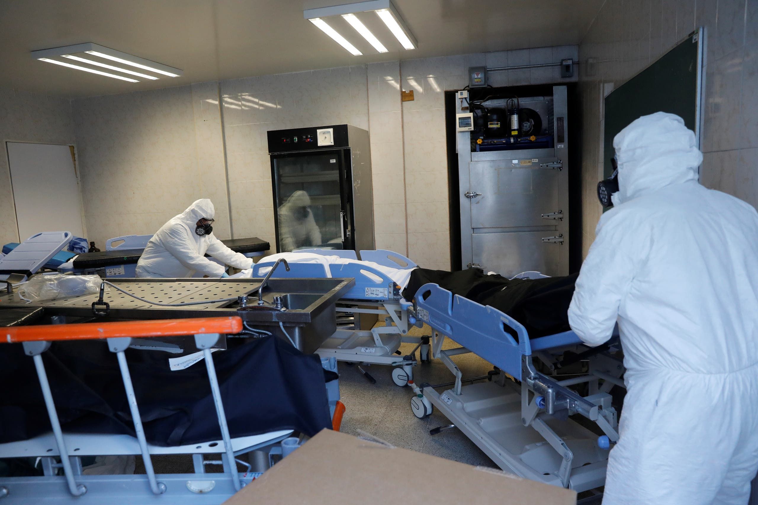موظفون في إحدى مستشفيات مكسيكو يتعاملون مع جثث المتوفين بكورونا