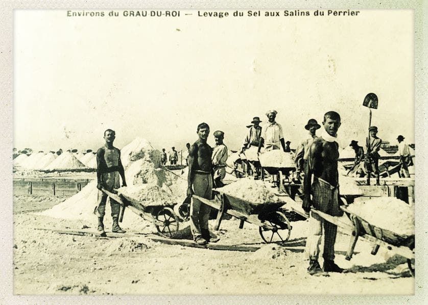 صورة لعدد من العمال بإحدى الملاحات أواخر القرن 19