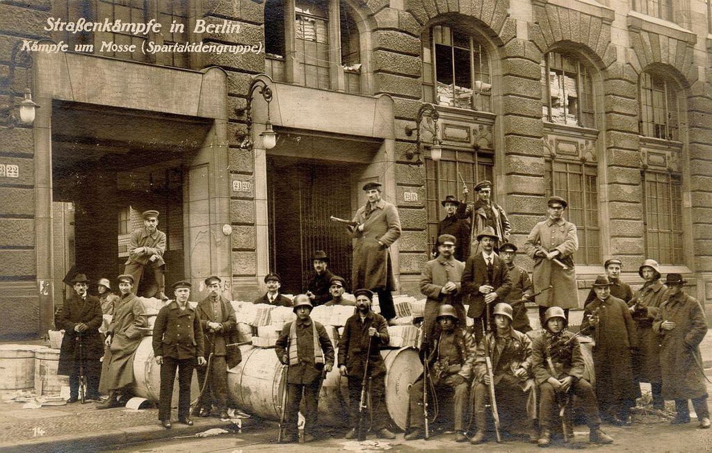 جانب من المتمردين ببرلين مطلع العام 1919