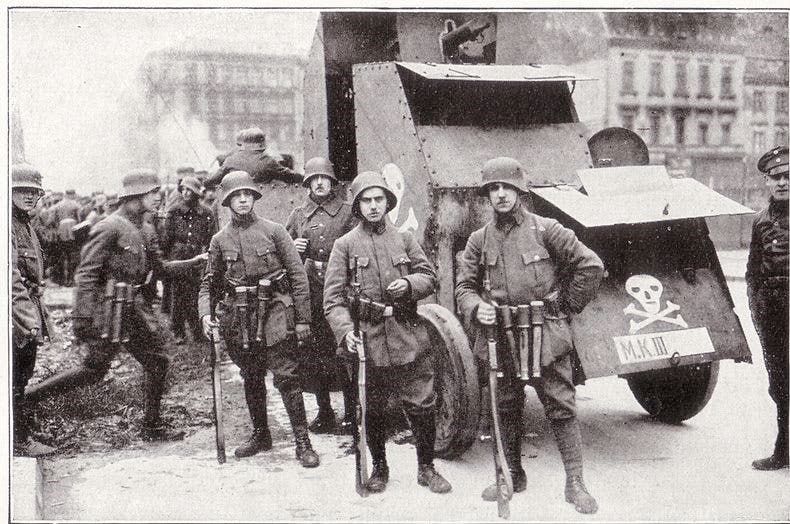 صورة لعدد من جنود الفرايكوربس ببرلين عام 1919