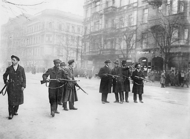 صورة لمتمردين شيوعيين ببرلين مطلع العام 1919