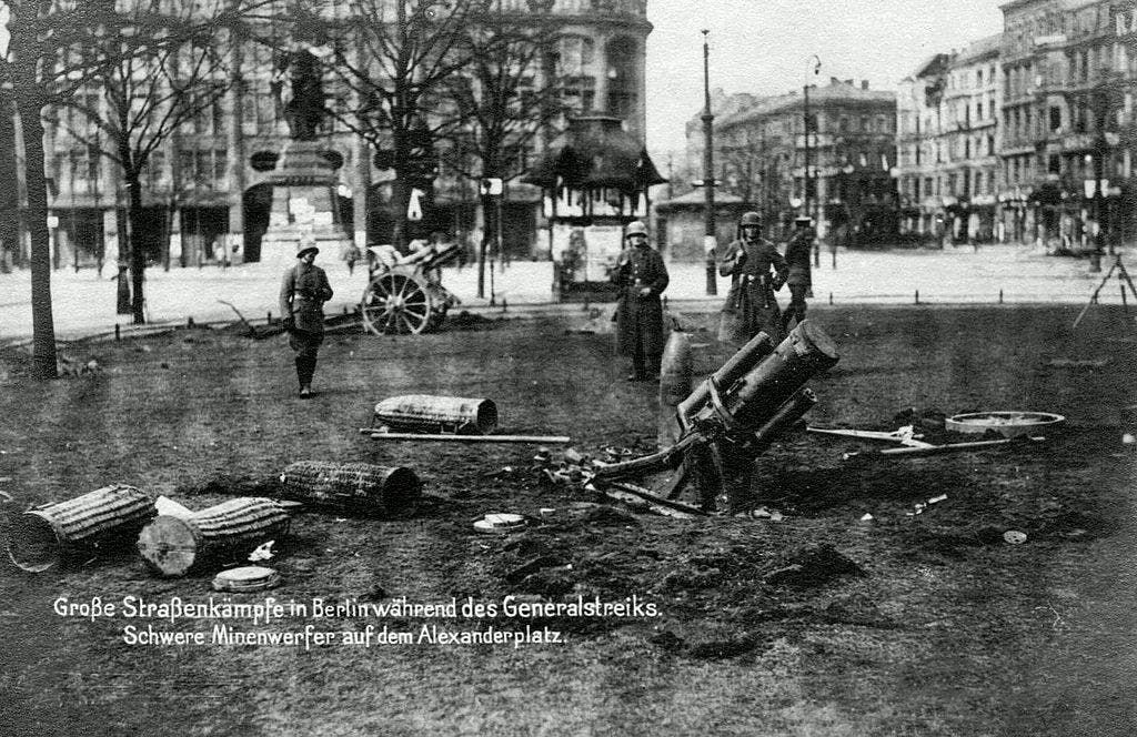 صورة لأحد مدافع القوات الألمانية قرب برلين أثناء التمرد