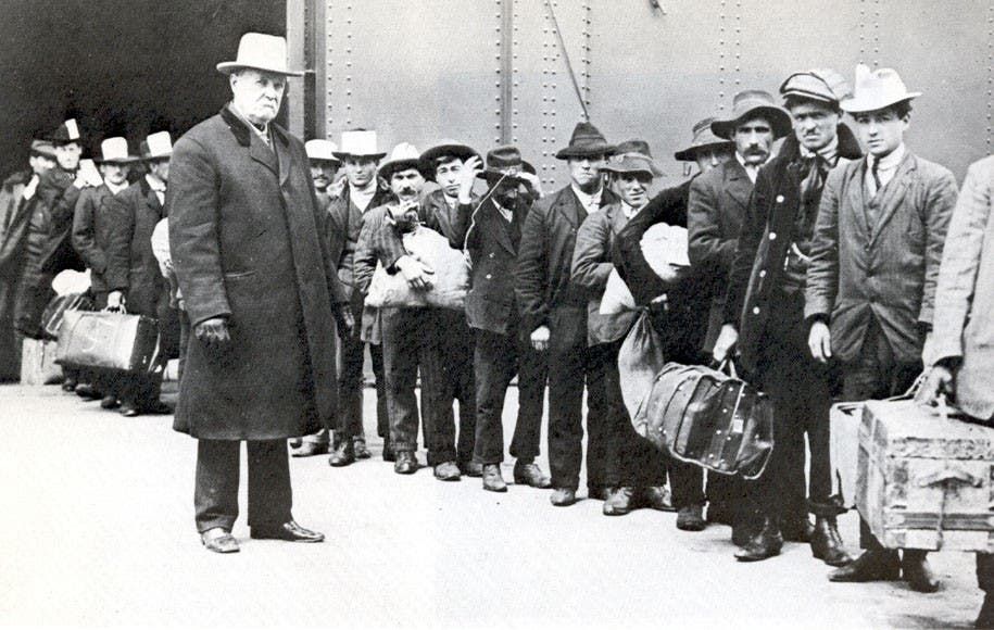 مهاجرون إيطاليون عقب نزولهم بأميركا أواخر القرن 19