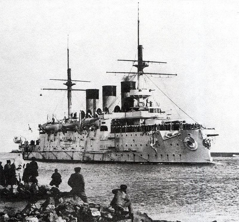صورة لإحدى السفن الروسية التي غرقت خلال معركة تسوشيما