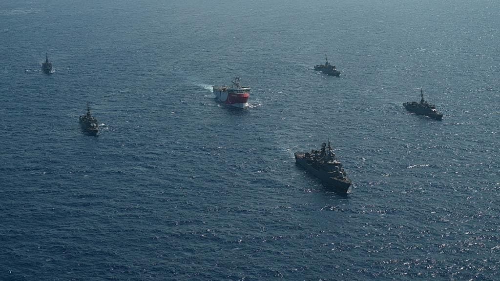 سفينة مسح تركية ترافقها سفن حربية في المياه اليونانية
