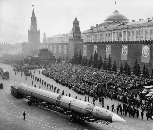 صاروخ سوفيتي خلال استعراض عسكري بالقرن الماضي