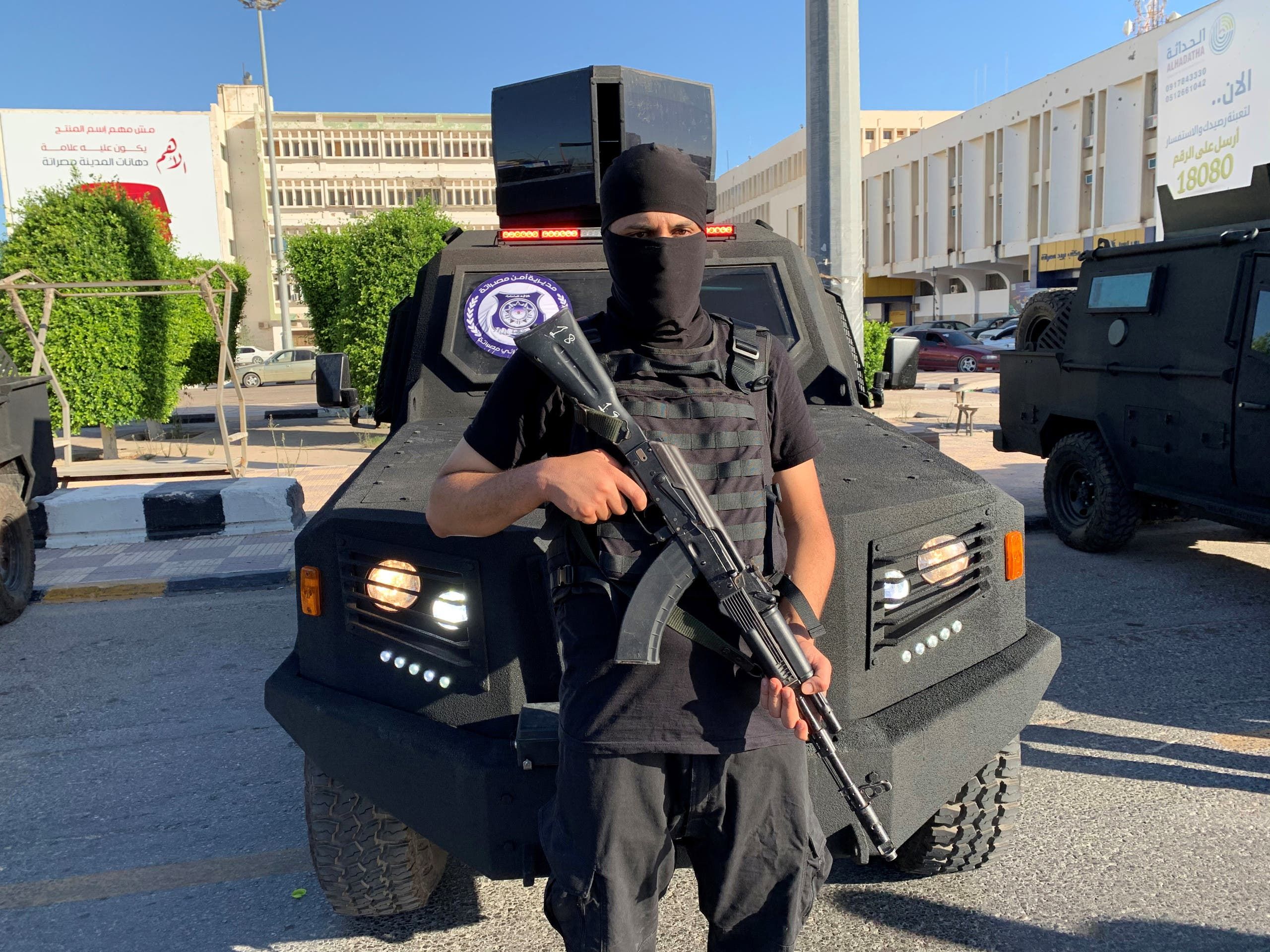 مسلح موال لوزير الداخلية في حكومة الوفاق فتحي باشاغا (أرشيفية- رويترز)