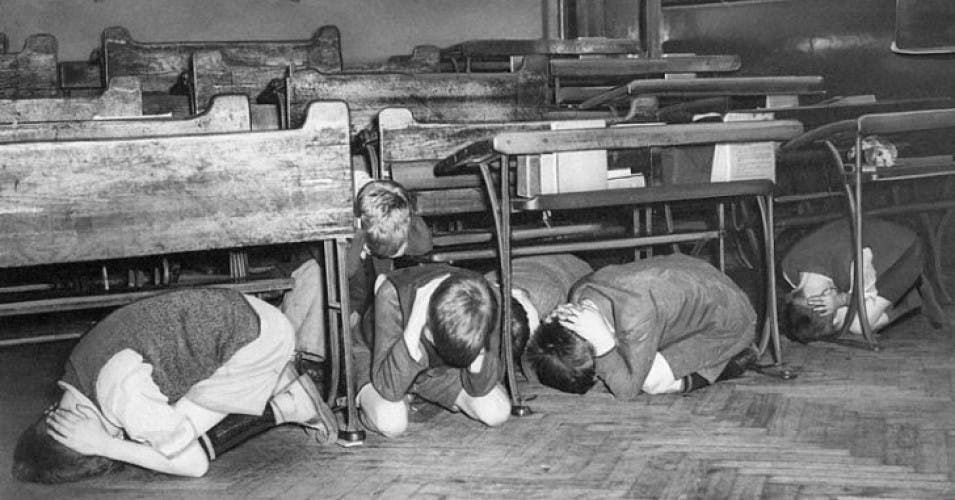 صورة لأطفال أميركيين أثناء التدريب على مواجهة انفجار نووي