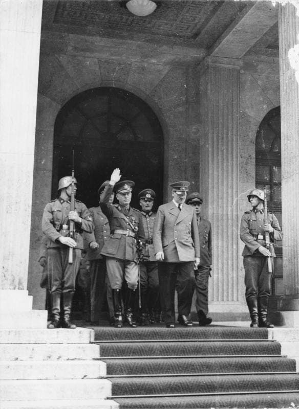صورة تجمع بين هتلر وأنتونيسكو