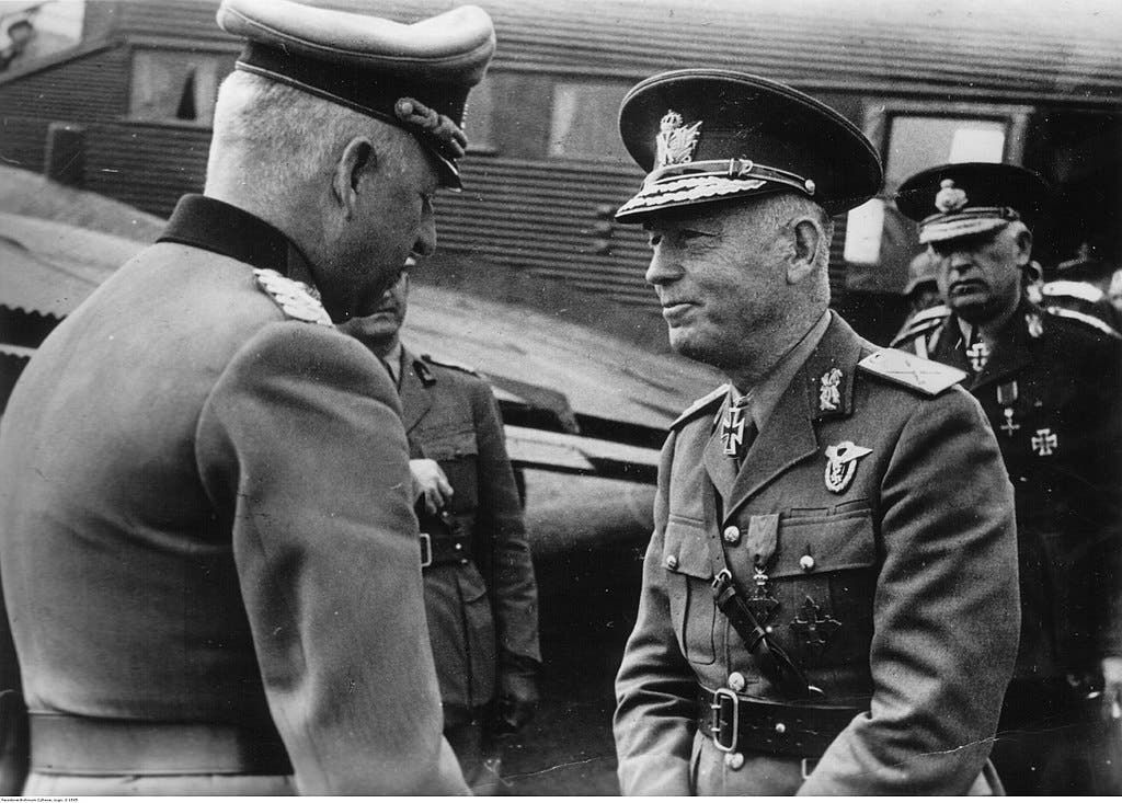 صورة تجمع بين الجنرال الألماني فون مانشتاين ورئيس وزراء رومانيا أنتونيسكو