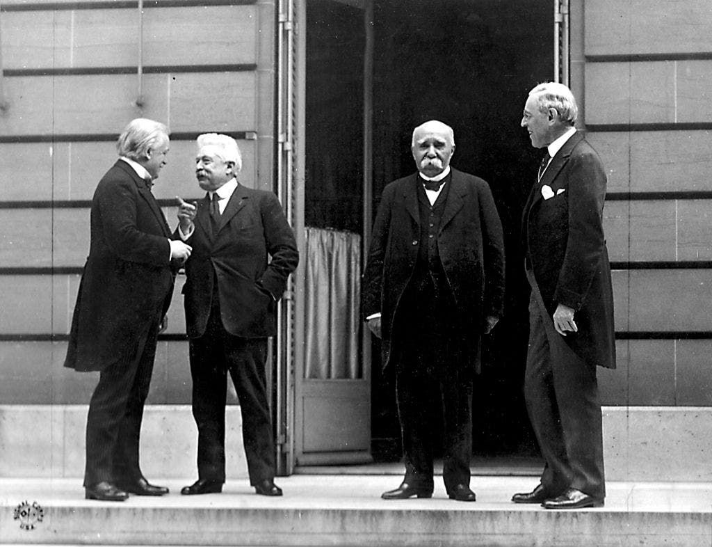 صورة لعدد من كبار قادة العالم و من ضمنهم ولسن خلال مؤتمر سلام باريس 1919
