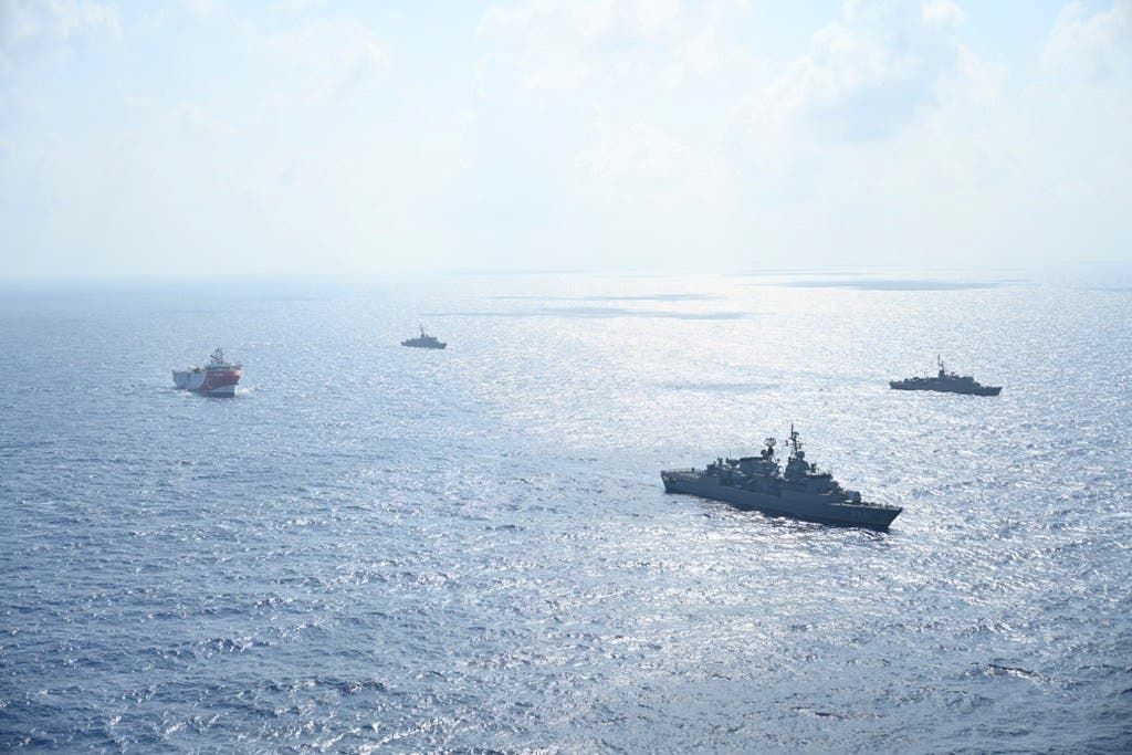 سفينة عروج ريس ترافقها سفن تابعة للبحرية التركية أثناء إبحارها في البحر الأبيض المتوسط يوم 10 أغسطس
