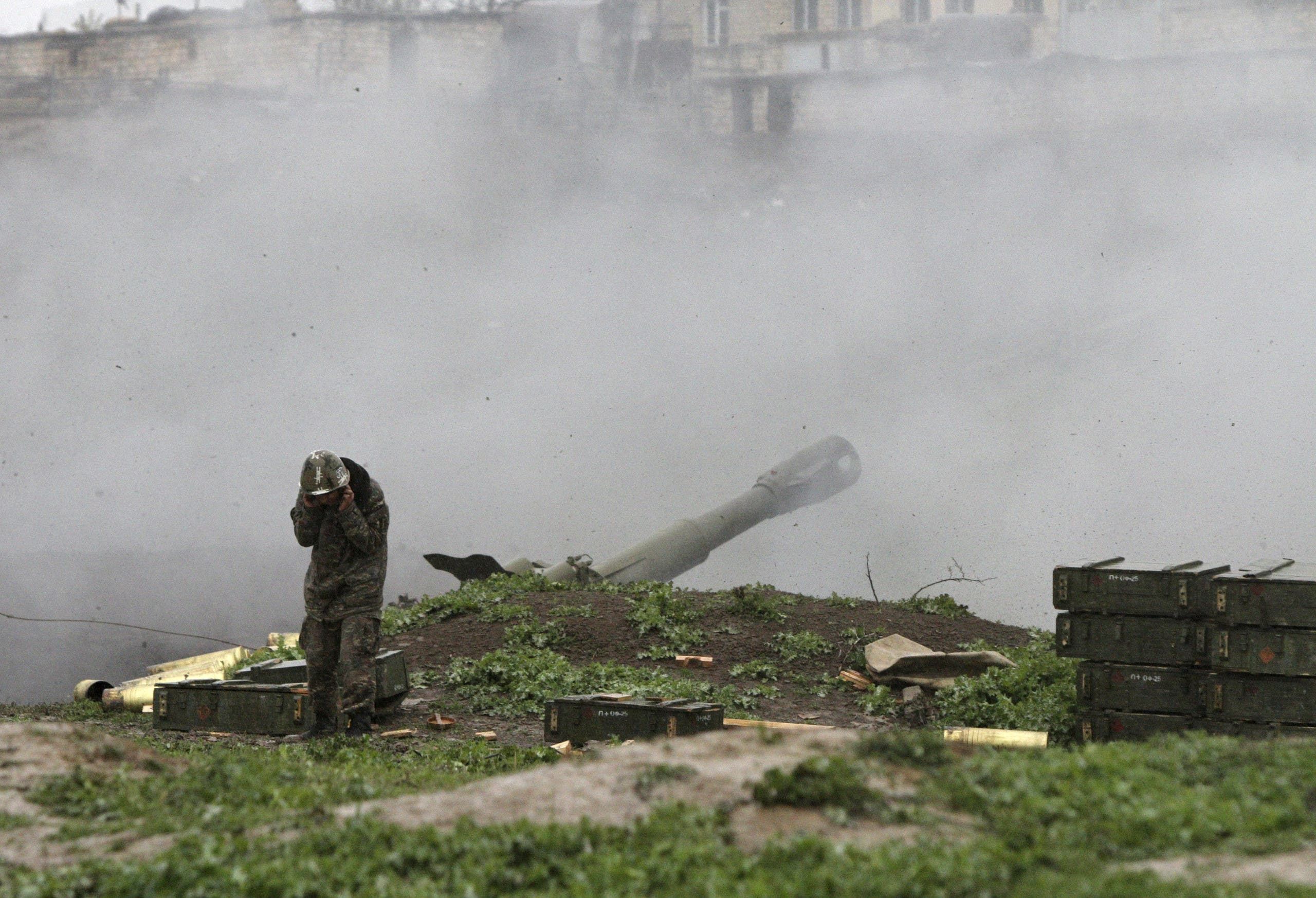 مقاتل أرمني يطلق صاروخ بانتجاه اذربيجان في ناغورني قره باغ أرمينيا اذربيجان
