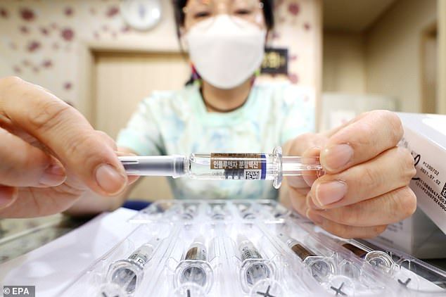 34648678-0-A_nurse_holds_up_a_flu_vaccine_at_a_clinic_in_Seoul_South_Korea_-m-4_1603261709931