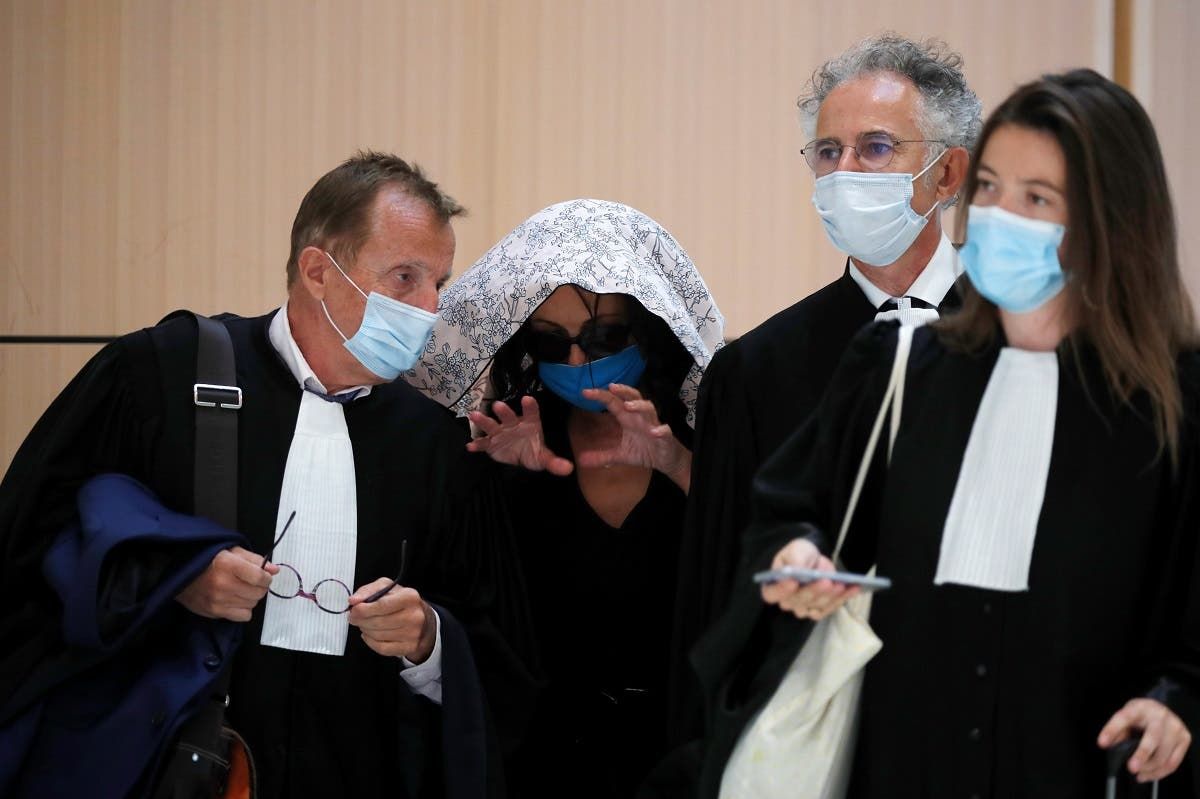 إحدى ضحايا طارق رمضان تخفي وجهها خلال حضورها لجسلة محاكمة في باريس بسبتمبر الماضي