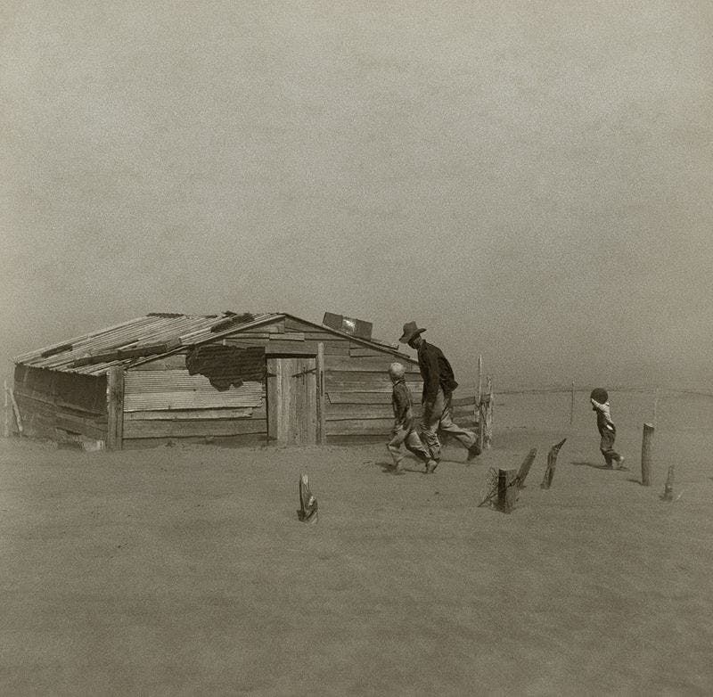 صورة لمزارع وابنيه بإحدى مناطق أوكلاهوما خلال عاصفة رملية عام 1936
