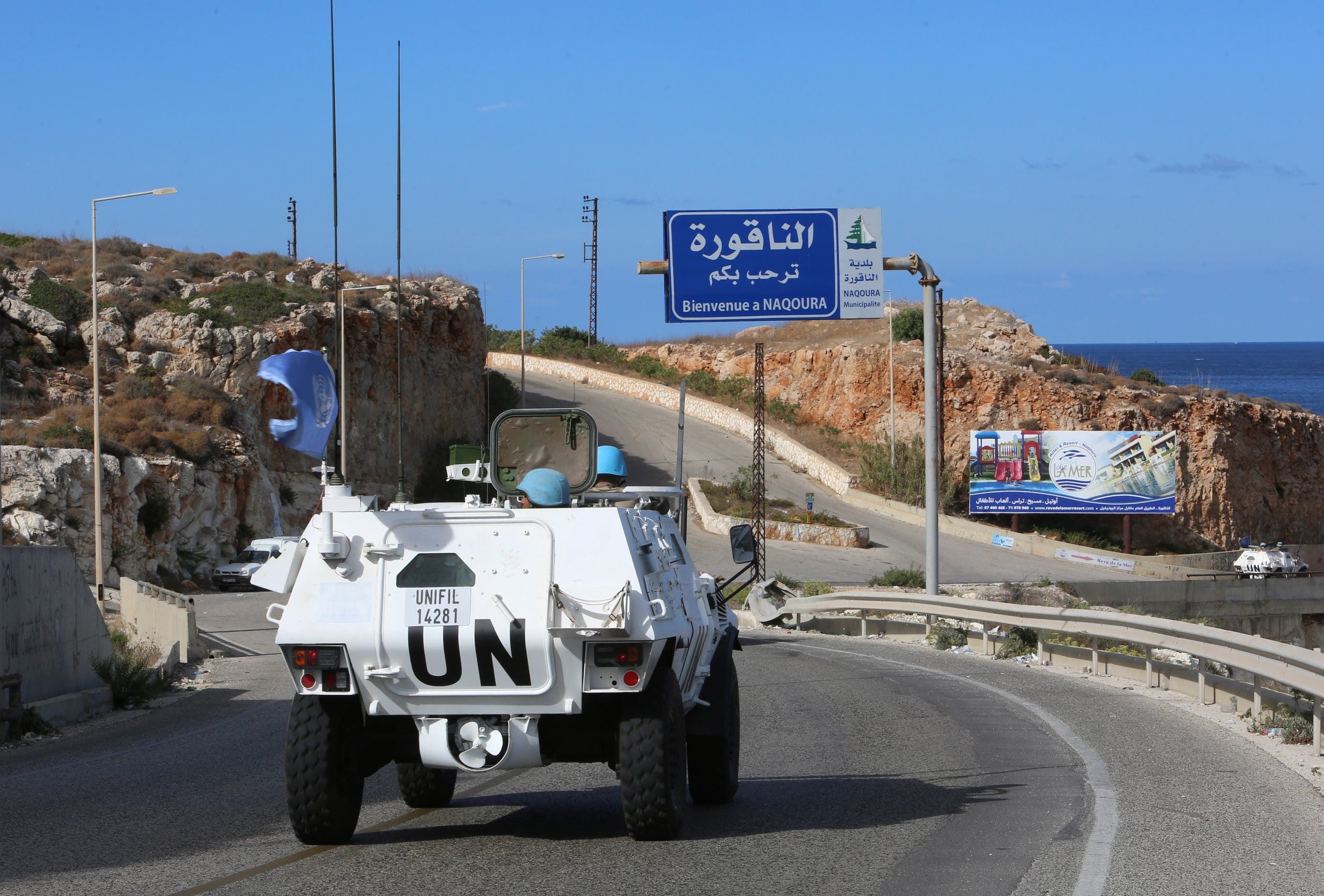 سيارة تابعة للأمم المتحدة بمنطقة الناقورة على الحدود اللبنانية الإسرائيلية