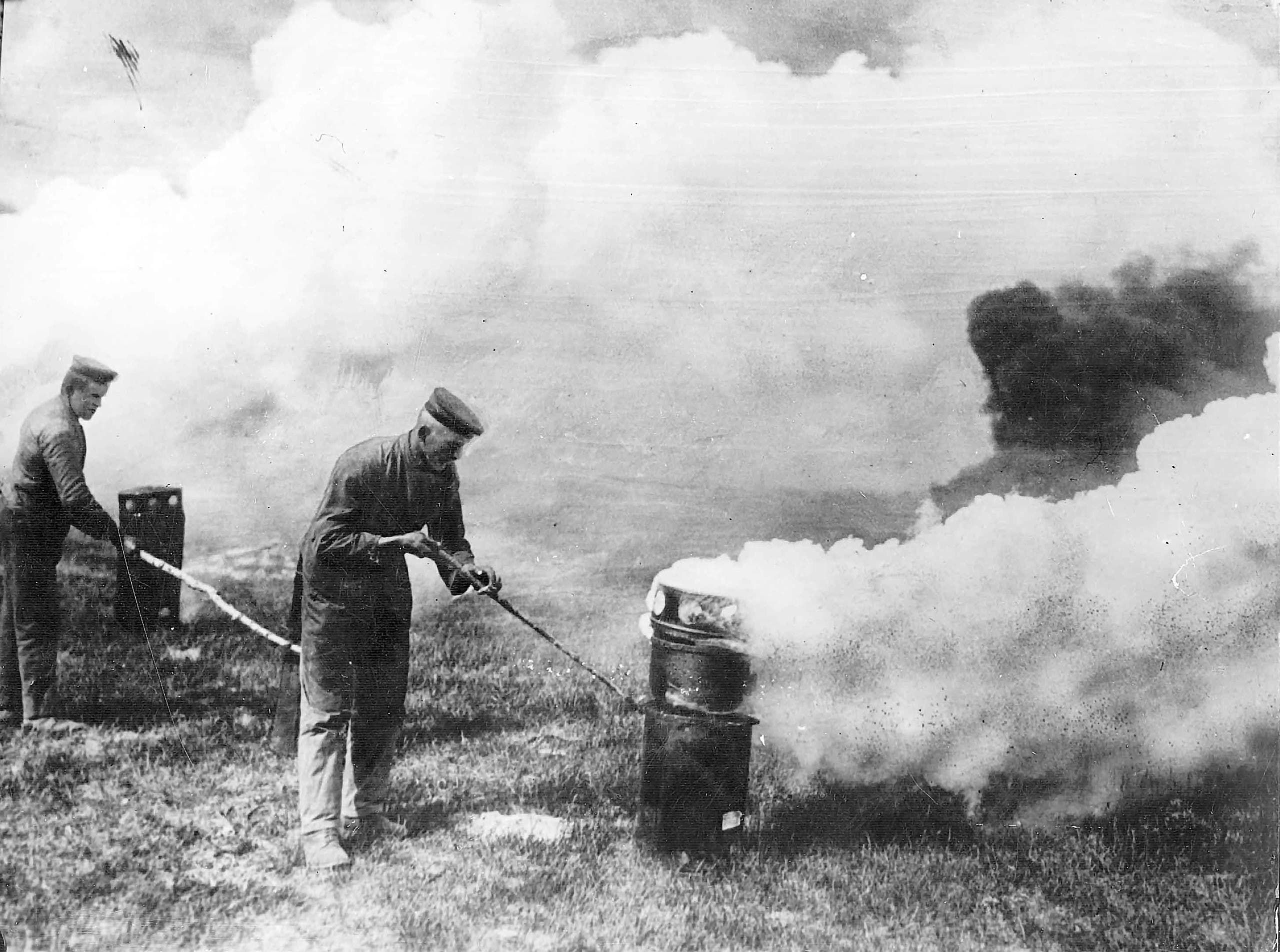 صورة لجنود ألمان و هم بصدد إطلاق غاز الكلور خلال معركة إيبر الثانية