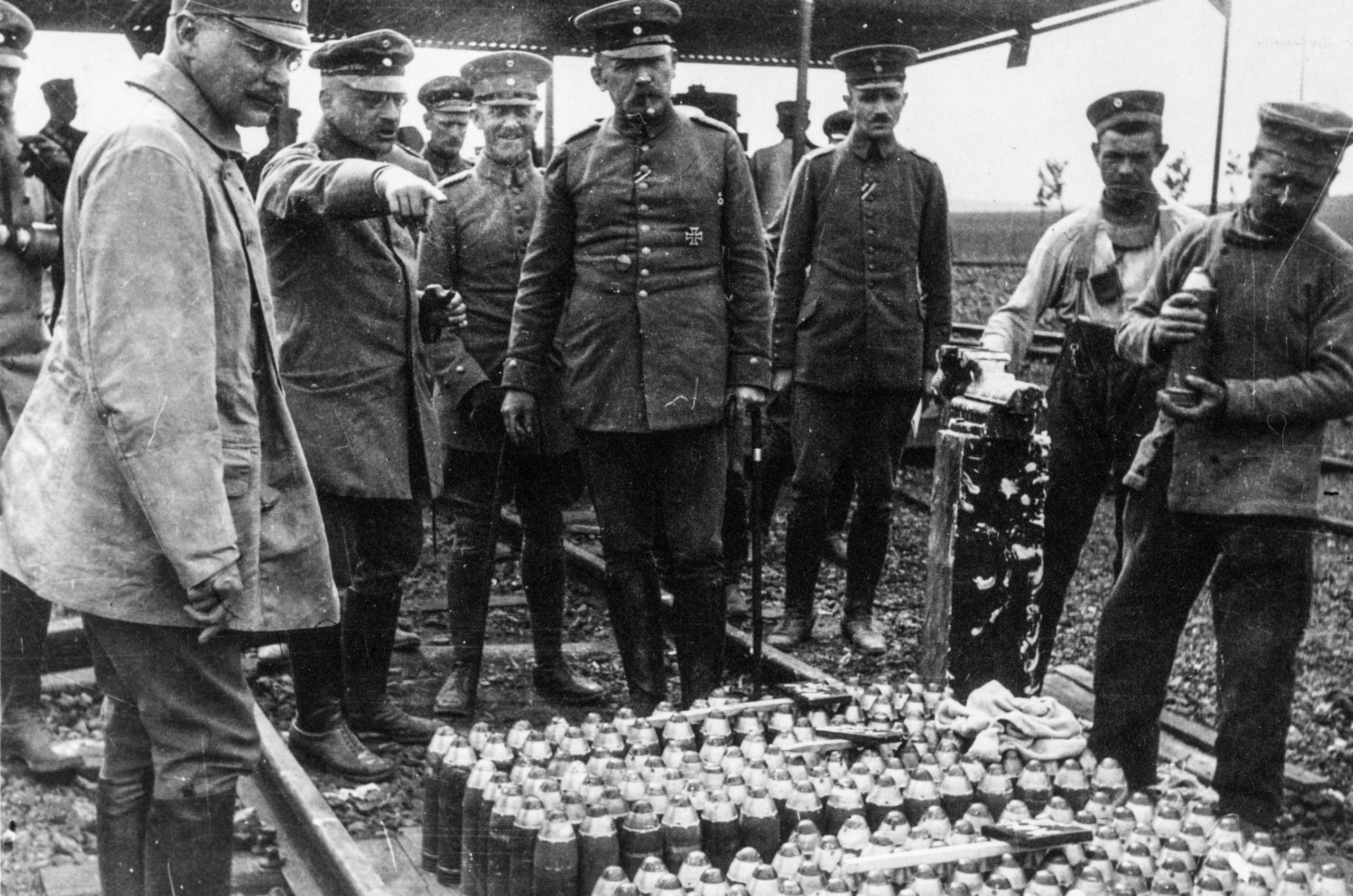 صورة لعملية تفقد عدد من الجنرالات الألمان لقذائف مجهزة بعناصر كيماوية خلال الحرب الكبرى