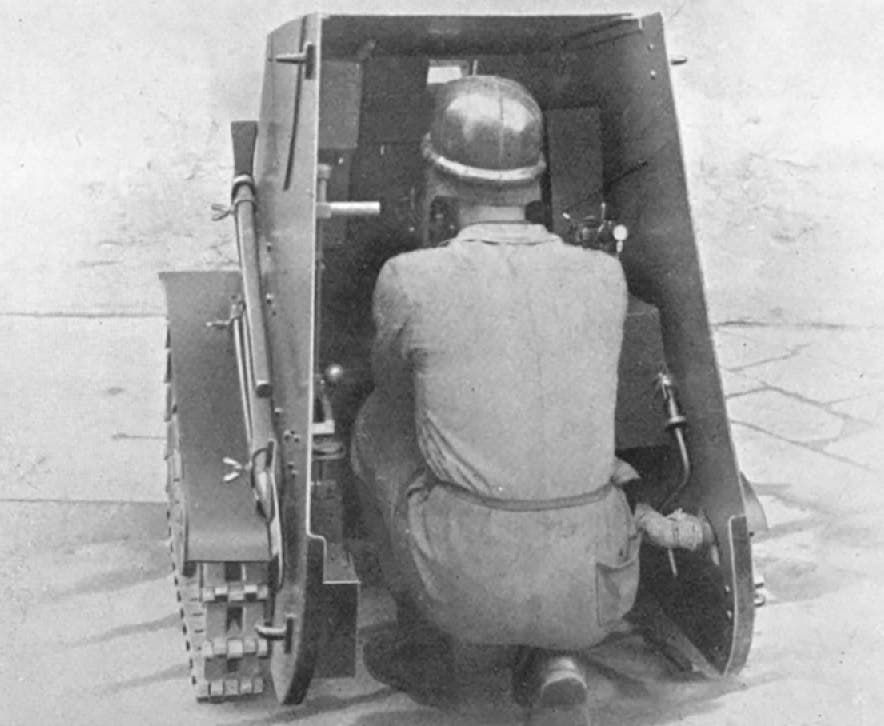 صورة لجندي إيطالي داخل دبابة مياس