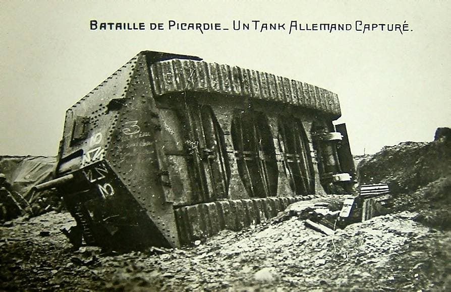 صورة لدبابة إيه 7 في ألمانية مدمرة