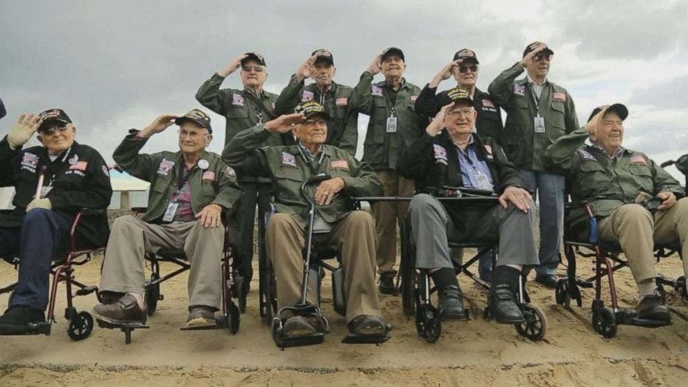 صورة مع زملائه الذين عاصروا الحرب العالمية الثانية